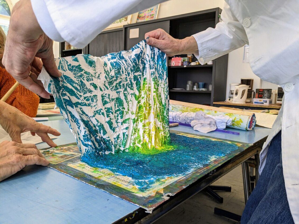 Peinture sur papier froissé